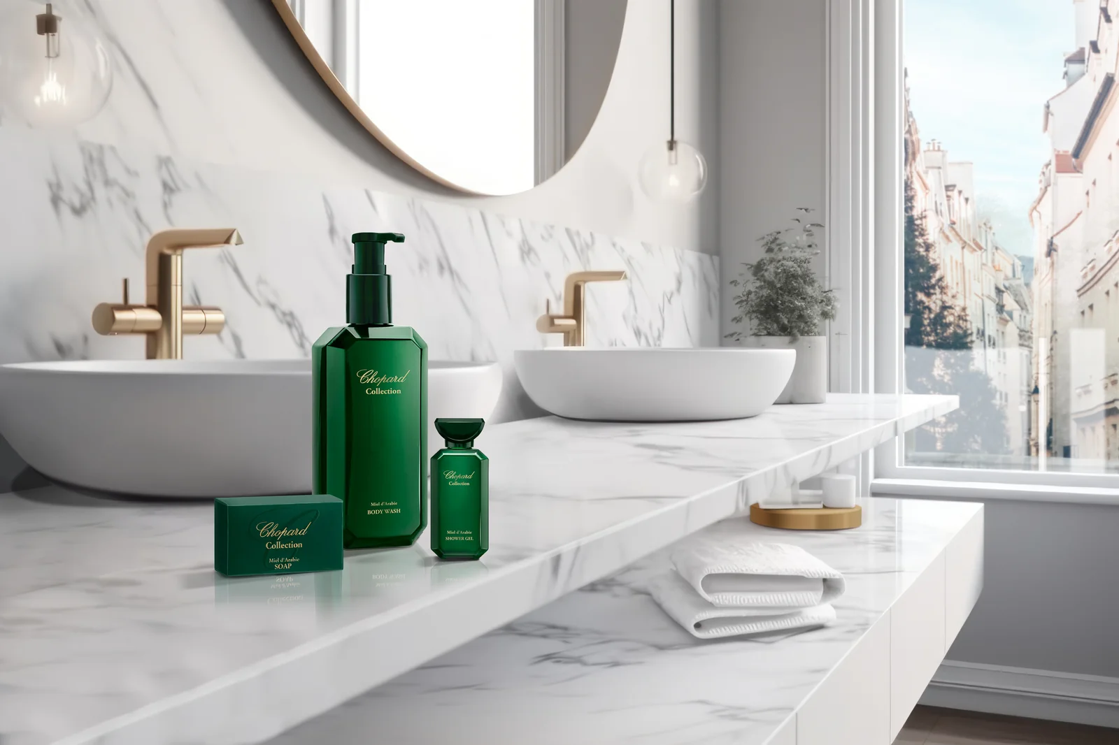 Flacon verde Chopard pe blatul de marmură al unei băi luminoase, lângă lavoar