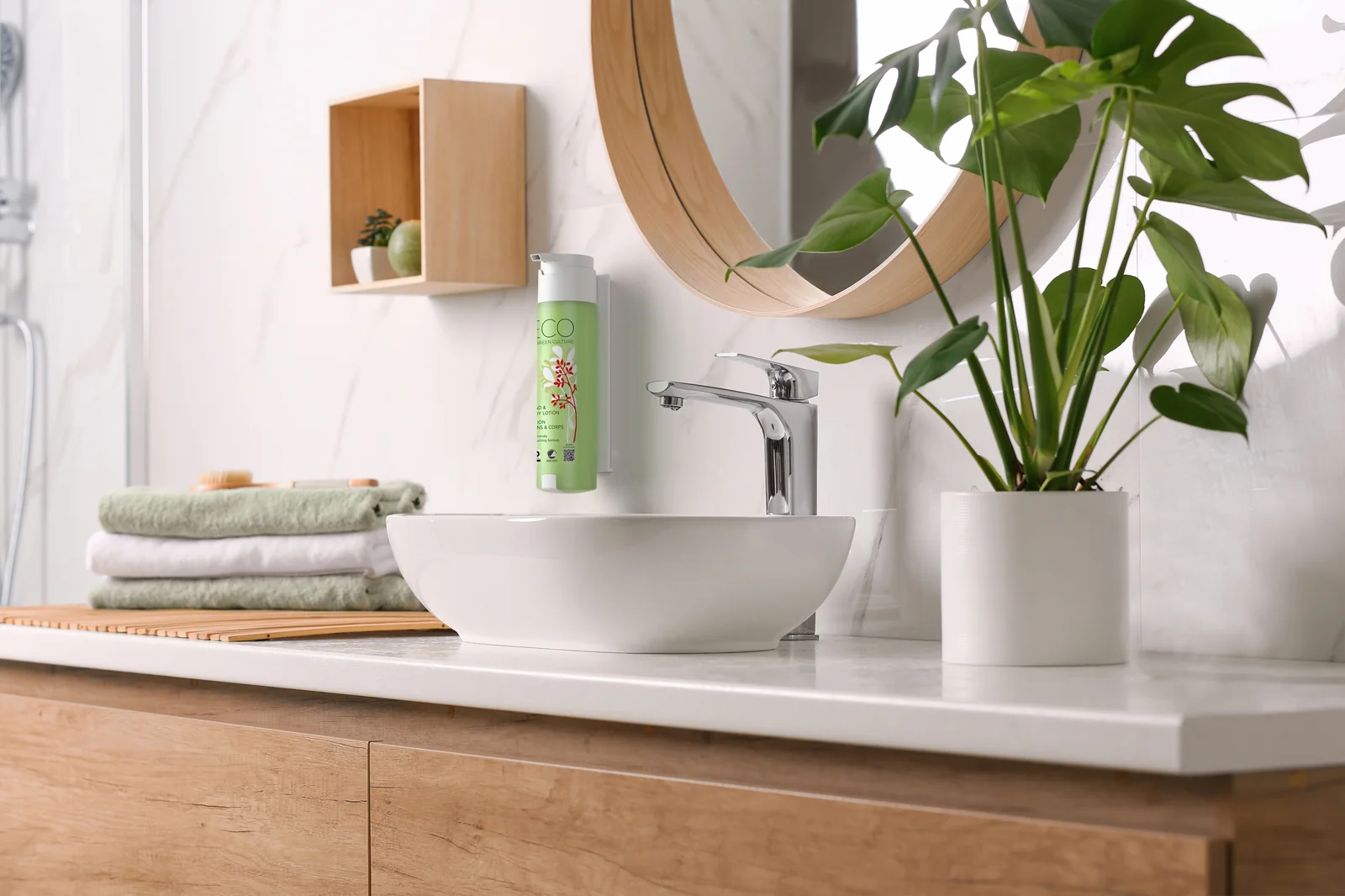 Dozator SmartCare cu ECO by Green Culture lângă lavoarul unei băi de hotel