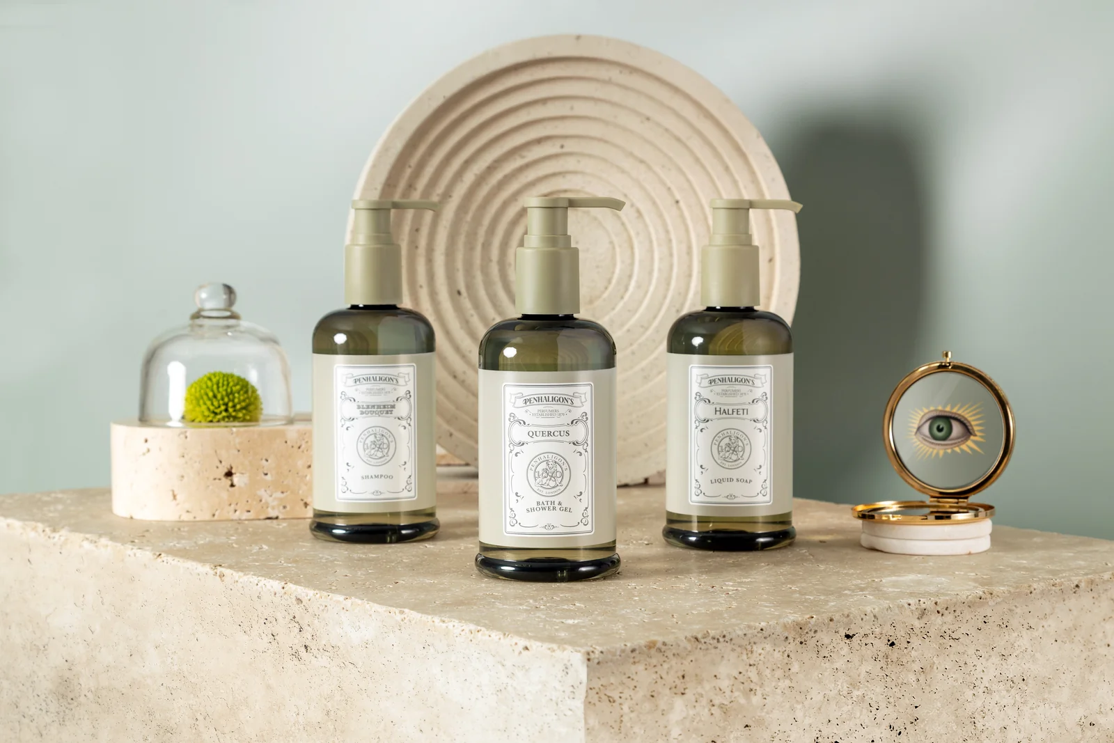 Flacoane Penhaligon’s Blenheim Bouquet pe un bloc de travertin, lângă o casetă