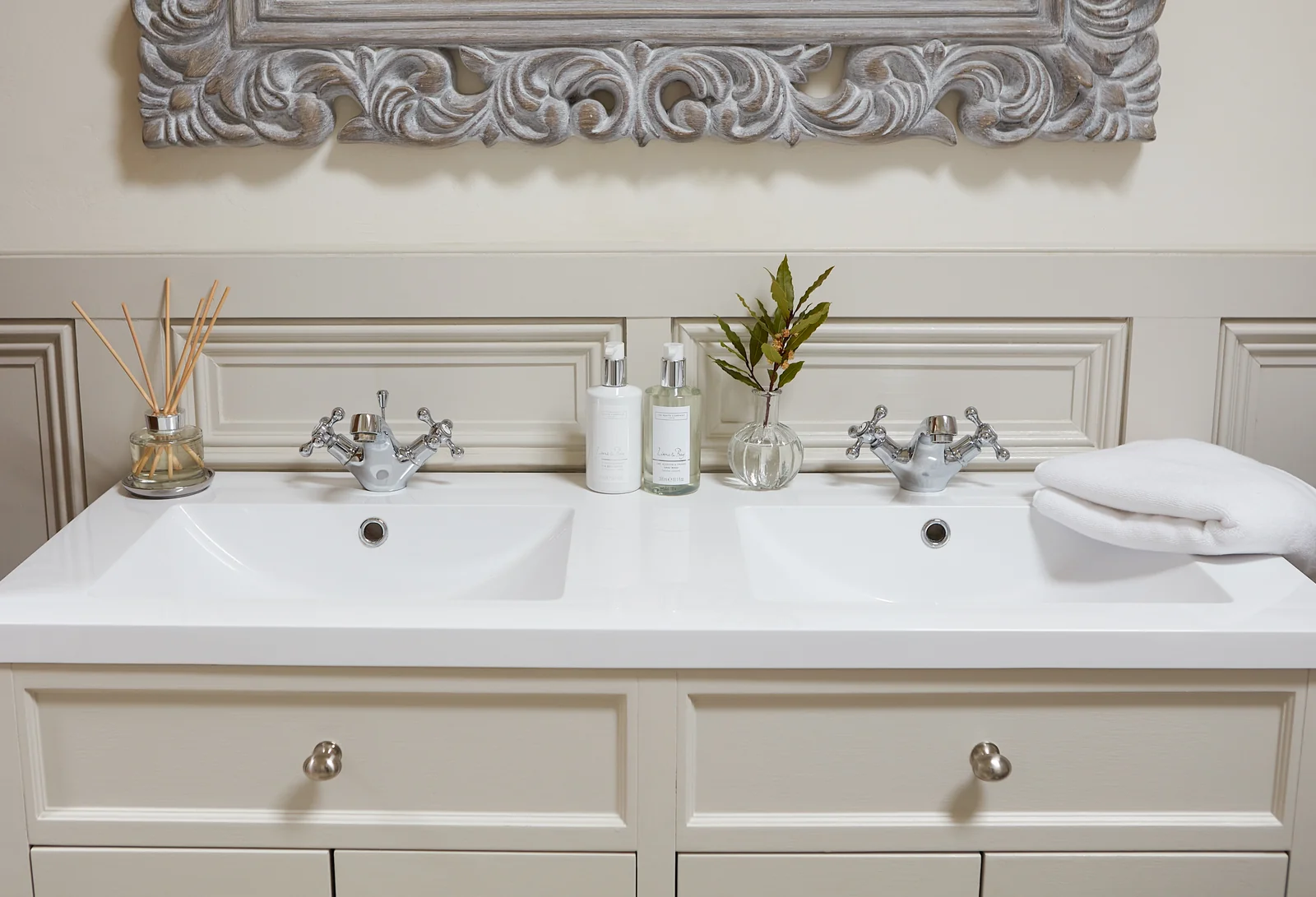 Lavoar dublu alb cu produse The White Company Lime & Bay pe blat