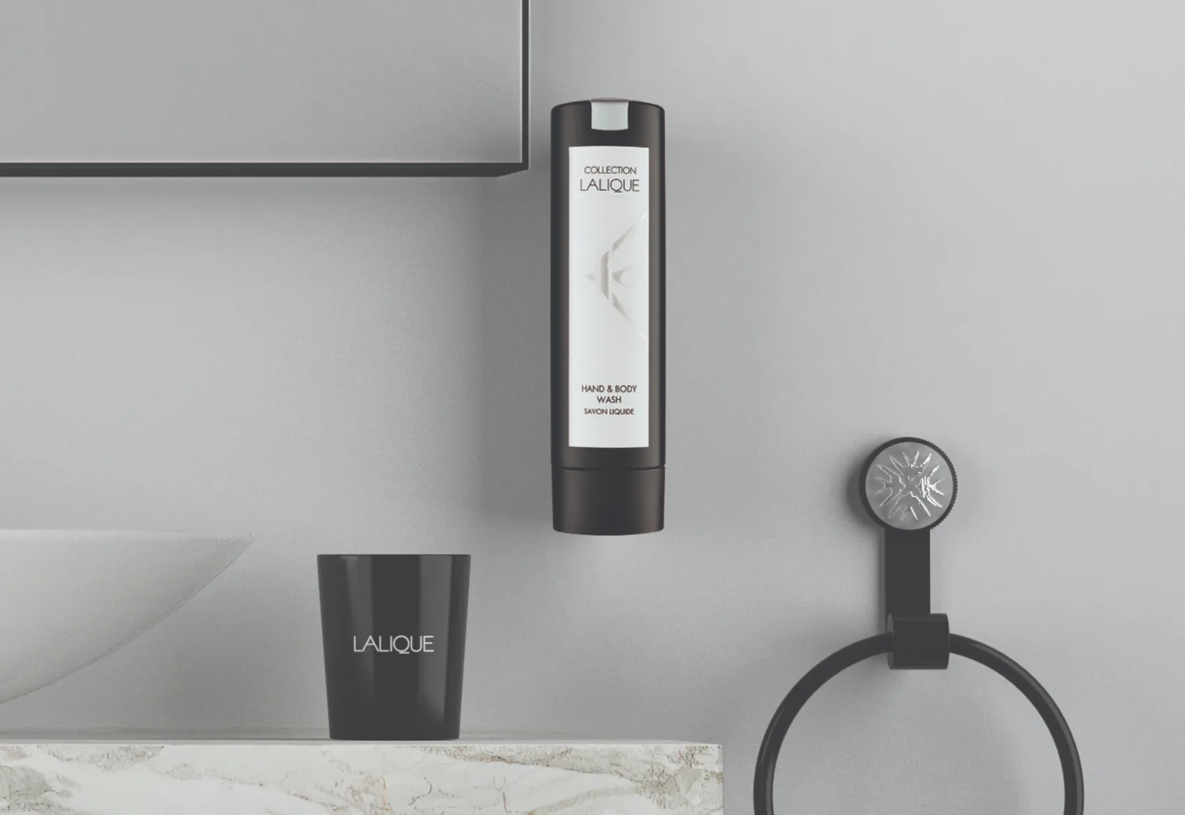 Dozator SmartCare cu cosmetice Lalique pe peretele băii