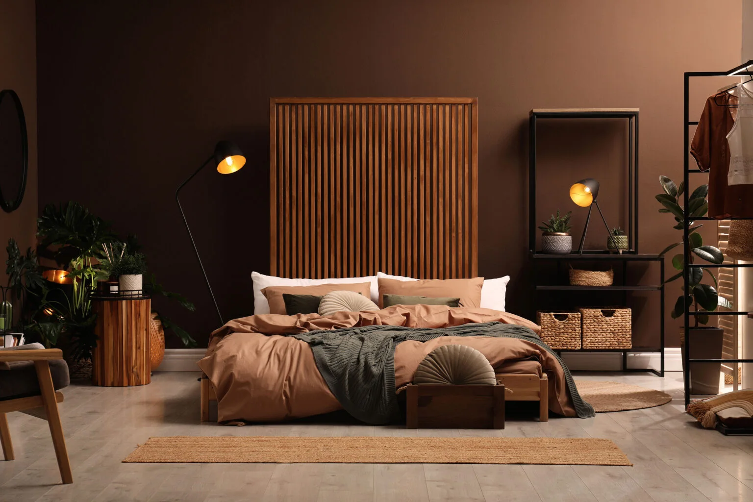 Mood-ul de culoare Mocha de la Aliseo într-o cameră de hotel: uscătorul Vento, tava Londoner și accesorii în tonuri mocha