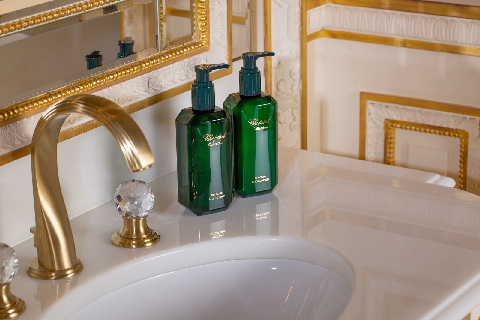 Baie de hotel de lux cu baterie aurie și dozatoare Chopard Collection, cosmetice hoteliere ADA