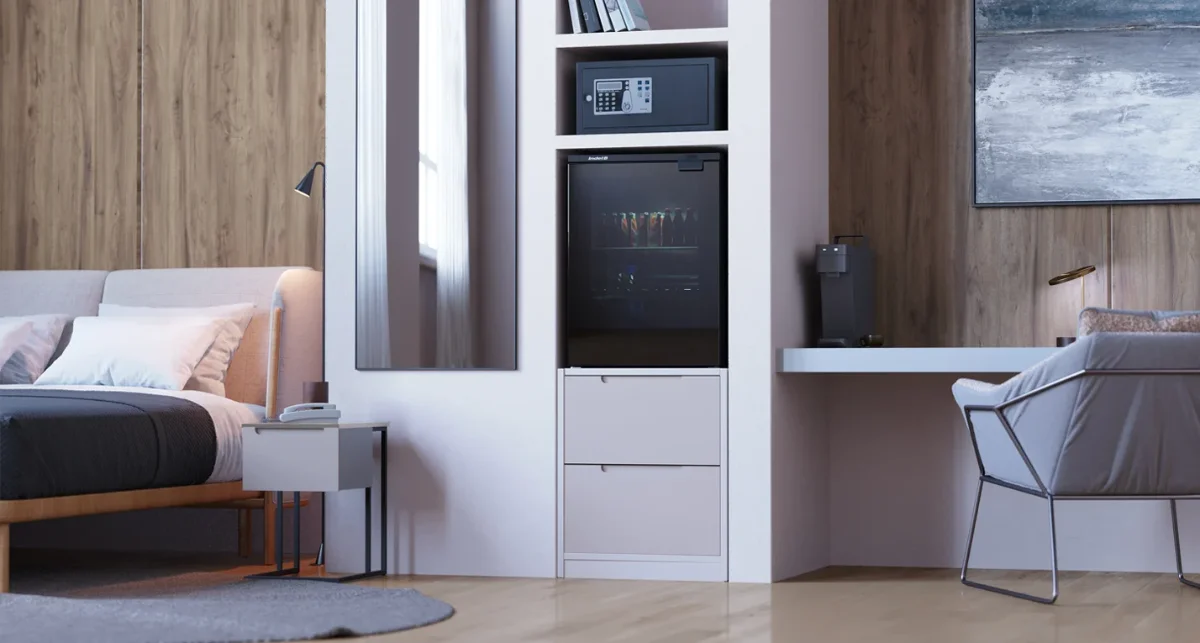 Minibar de hotel Indel B încastrat în mobilierul camerei